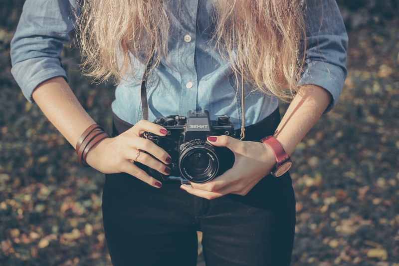 photographe-FREJUS-min_hand-person-girl-woman-camera-photography-614-pxhere.com